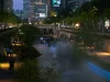 Jalur pejalan kaki di tepi sungai Cheonggyecheon, pusat kota Seoul, pada malam hari