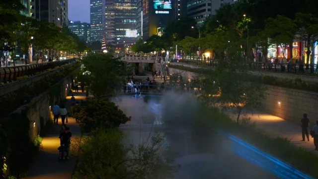 Jalur pejalan kaki di tepi sungai Cheonggyecheon, pusat kota Seoul, pada malam hari