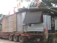 Bedeng seng tempat tinggal pekerja jalan asal Tiongkok di atas trailer di Malanje, Angola