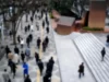Ilustrasi kerumunan pekerja berjalan kaki pada pagi hari di kawasan perkantoran Nishi-Shinjuku, Tokyo, Jepang