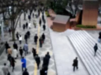 Ilustrasi kerumunan pekerja berjalan kaki pada pagi hari di kawasan perkantoran Nishi-Shinjuku, Tokyo, Jepang