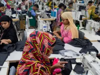Pekerja menjahit pakaian di pabrik garmen Snowtex di Dhamrai dekat Dhaka, Bangladesh