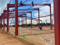 Rangka baja proyek pembangunan pabrik teh di Kyamuhunga, Uganda, dengan beberapa pekerja
