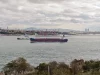 Kapal kargo melintas di depan derek peti kemas Pelabuhan Haydarpasa, Istanbul, Turki
