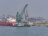Kapal tanker dan deretan derek peti kemas di Pelabuhan Karachi, Pakistan, dilihat dari laut