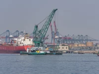 Kapal tanker dan deretan derek peti kemas di Pelabuhan Karachi, Pakistan, dilihat dari laut