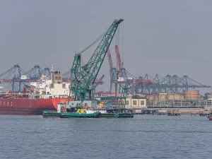 Kapal tanker dan deretan derek peti kemas di Pelabuhan Karachi, Pakistan, dilihat dari laut