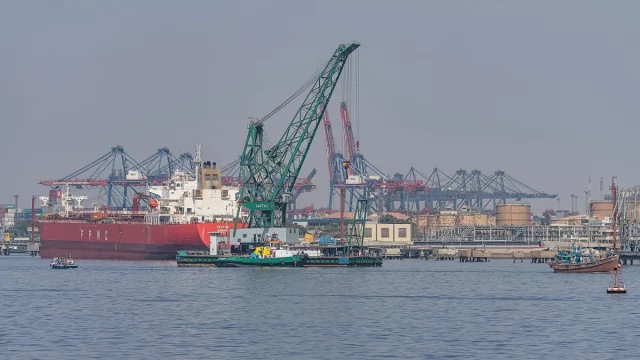 Kapal tanker dan deretan derek peti kemas di Pelabuhan Karachi, Pakistan, dilihat dari laut