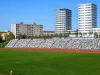 Ilustrasi stadion atletik berlintasan merah dengan seorang pelari dari kejauhan di Tallinn, Estonia