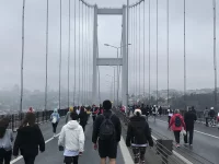 Ilustrasi peserta Maraton Istanbul di atas jembatan gantung saat cuaca mendung, 7 November 2021