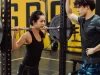 Ilustrasi pelatih pribadi mengawasi klien perempuan melakukan squat dengan barbel di gym