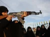 Relawan perempuan Iran berlatih membidik senapan dalam pelatihan militer di Teheran
