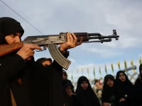 Relawan perempuan Iran berlatih membidik senapan dalam pelatihan militer di Teheran