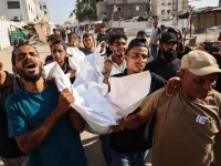 Pelayat mengusung jenazah korban serangan Israel di Universitas Islam, Kota Gaza