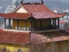 Pemandangan Kota Suifenhe dari Kuil Guanlin di Heilongjiang, Tiongkok, dengan atap kuil merah