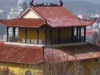Pemandangan Kota Suifenhe dari Kuil Guanlin di Heilongjiang, Tiongkok, dengan atap kuil merah