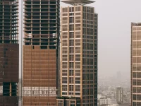 Gedung-gedung pencakar langit yang masih dalam pembangunan di Jakarta, dipotret dari udara