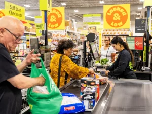 Pembeli mengantre membayar belanjaan di kasir toko grosir di Brampton, Ontario