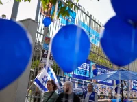 Balon biru dan bendera Israel di pagar tempat pemungutan suara di Tel Aviv