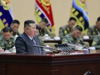 Pemimpin Korea Utara Kim Jong Un berbicara dalam pertemuan militer di Pyongyang