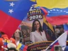 Warga Venezuela membawa bendera dan poster bergambar Maria Corina Machado di Panama