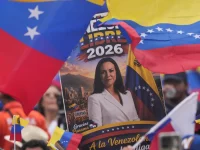 Warga Venezuela membawa bendera dan poster bergambar Maria Corina Machado di Panama