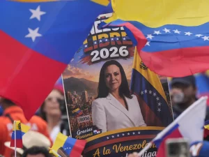 Warga Venezuela membawa bendera dan poster bergambar Maria Corina Machado di Panama