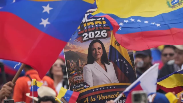 Warga Venezuela membawa bendera dan poster bergambar Maria Corina Machado di Panama