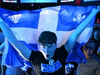 Pendukung Parti Quebecois membentangkan bendera Quebec di Montreal, Kanada