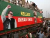 Pendukung PTI berpawai dengan spanduk bergambar Imran Khan di Distrik Khyber, Pakistan