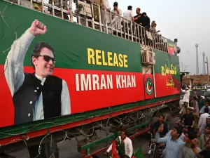 Pendukung PTI berpawai dengan spanduk bergambar Imran Khan di Distrik Khyber, Pakistan