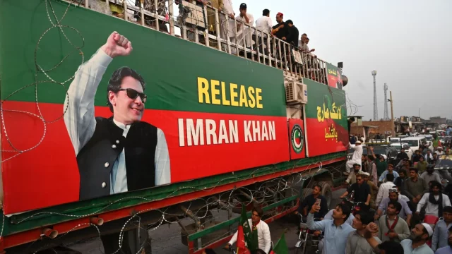 Pendukung PTI berpawai dengan spanduk bergambar Imran Khan di Distrik Khyber, Pakistan