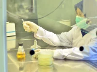 Ilustrasi: peneliti menyiapkan media kultur mikroba di kabinet laminar laboratorium mikrobiologi di Indonesia