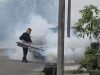 Petugas menyemprotkan asap pembasmi nyamuk Aedes di permukiman Sandakan, Sabah, Malaysia