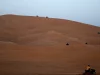 Ilustrasi motor ATV di lereng bukit pasir jingga gurun Dubai, Uni Emirat Arab