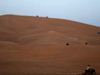 Ilustrasi motor ATV di lereng bukit pasir jingga gurun Dubai, Uni Emirat Arab