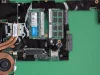 Papan induk laptop dengan modul RAM terpasang