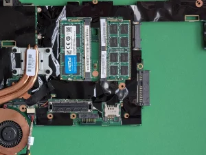 Papan induk laptop dengan modul RAM terpasang