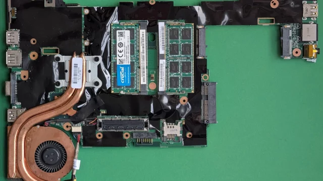 Papan induk laptop dengan modul RAM terpasang