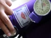 Ilustrasi pengukuran tekanan darah dengan stetoskop dan manset tensimeter di lengan