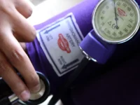 Ilustrasi pengukuran tekanan darah dengan stetoskop dan manset tensimeter di lengan
