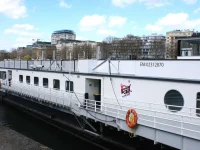 Ilustrasi kapal tongkang Péniche du Cœur, penampungan tunawisma, tertambat di Sungai Seine, Paris