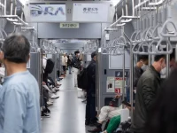 Ilustrasi penumpang berdiri dan duduk di dalam gerbong kereta bawah tanah Seoul, Korea Selatan