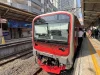 Rangkaian KRL Commuter Line berhenti di Stasiun Pondok Cina, Depok, saat penumpang naik turun