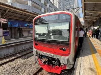 Rangkaian KRL Commuter Line berhenti di Stasiun Pondok Cina, Depok, saat penumpang naik turun