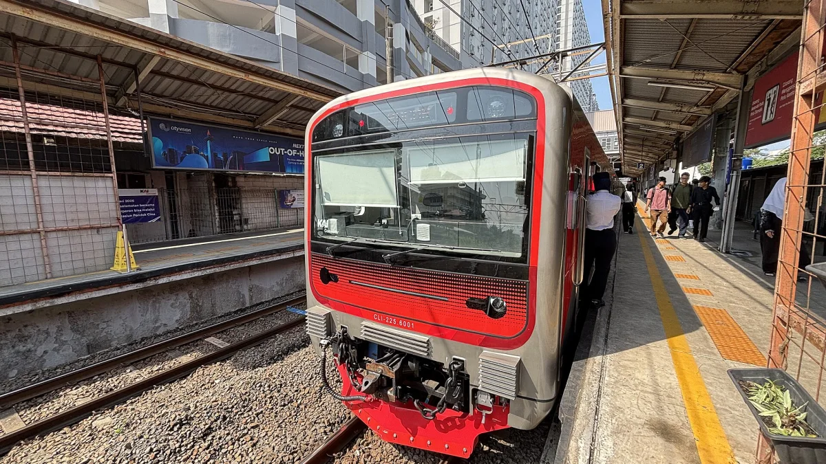 Rangkaian KRL Commuter Line berhenti di Stasiun Pondok Cina, Depok, saat penumpang naik turun