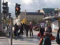 Ilustrasi pejalan kaki menunggu di penyeberangan berlampu merah di jalan kota Gothenburg, Swedia