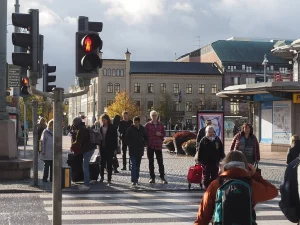 Ilustrasi pejalan kaki menunggu di penyeberangan berlampu merah di jalan kota Gothenburg, Swedia