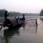 Ilustrasi nelayan di perahu kayu di sungai berhutan bakau, Harbaria, Sundarbans, Bangladesh
