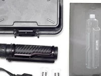Ilustrasi perangkat rokok elektrik hitam beserta kotak dan kabel pengisi daya di latar putih